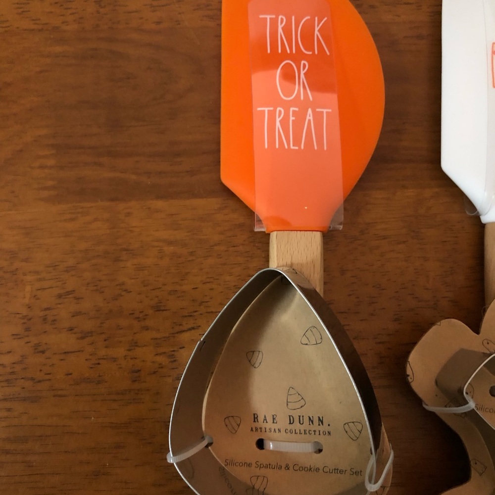 NWT Rae Dunn Spatula & Cookie Cutter Sets - Picture 4 of 5